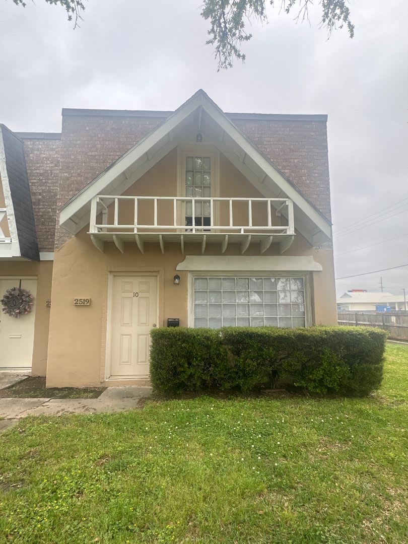 Spacious 3/2.5 Townhouse AVAILABLE NOW