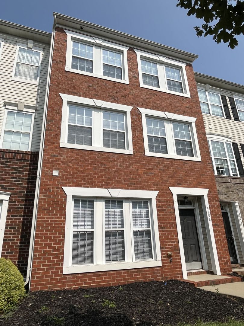 3 Bed, 3 Story Townhome in desired Ayrsley