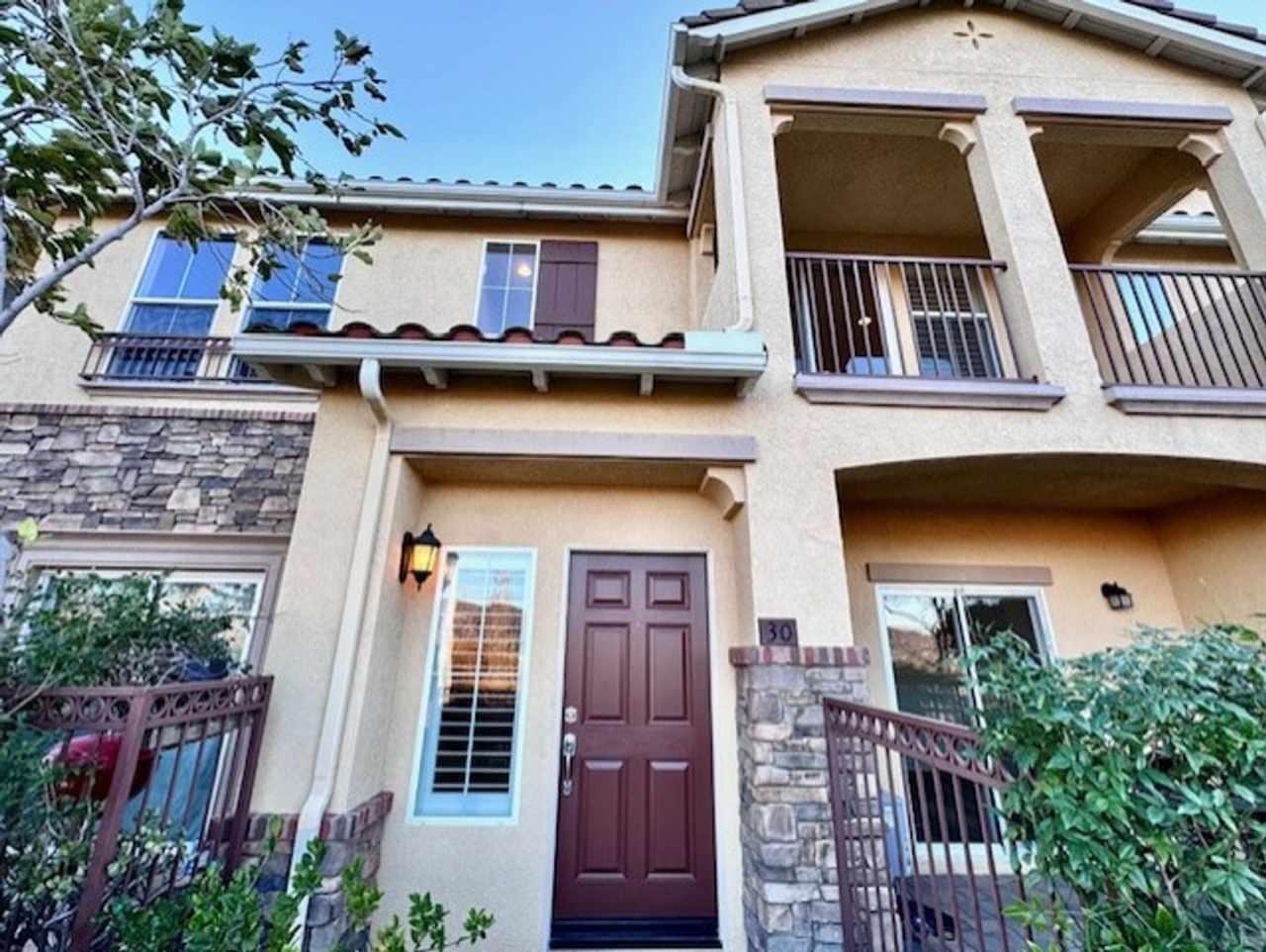 ***MOVE IN SPECIAL!!!*** 2-bedroom, 2-bathroom condo in the Sunset Ridge community of Granada Hills