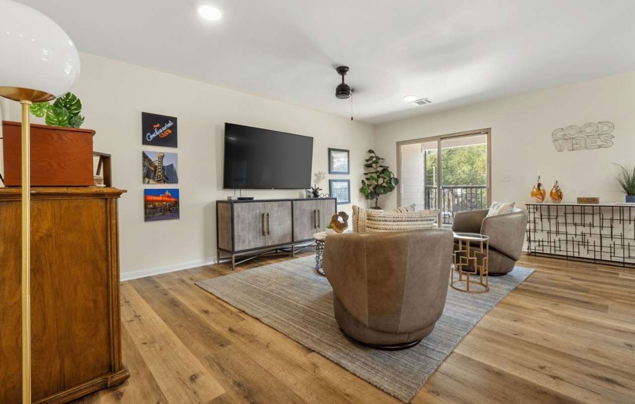 FULLY FURNISHED Townhome in Bobcat Village!