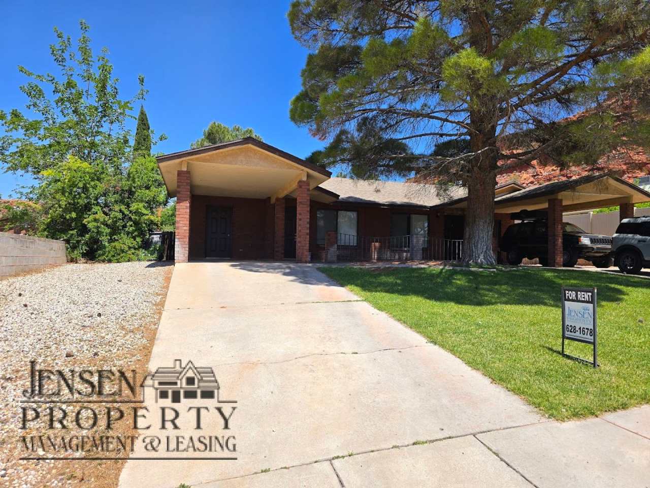 2 Bedroom Duplex-New Paint and Flooring!