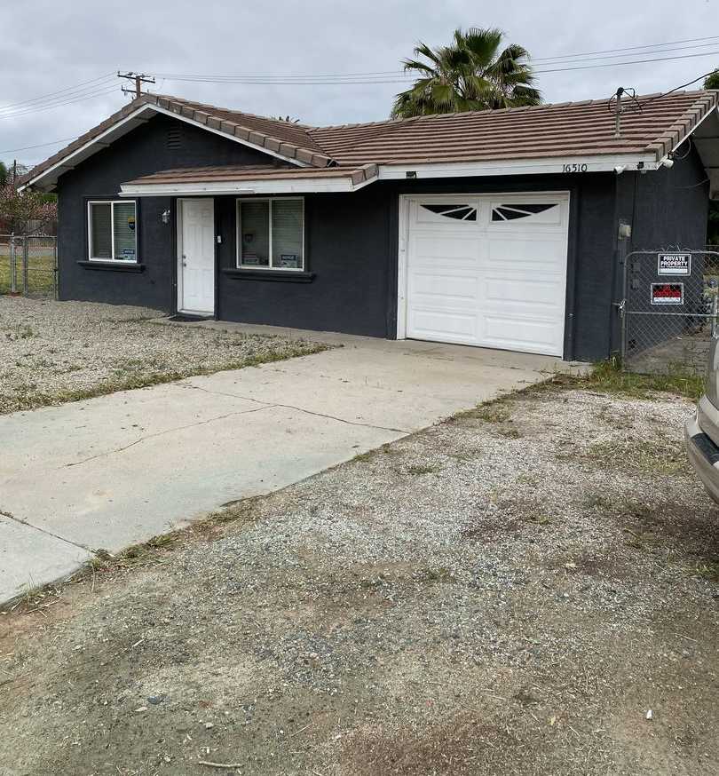 *Special* 2 bedroom 1 bath single story home with HUGE backyard available now!