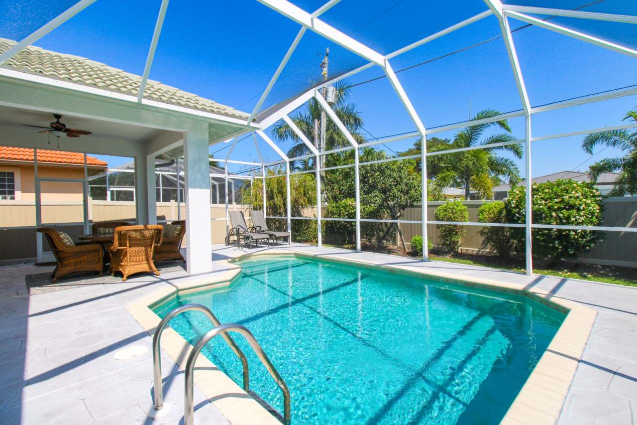 ***HEATED PRIVATE POOL***FENCED IN***WALKING DISTANCE TO THE BEACH*** NAPLES PARK NO HOA ** SEASONAL RENTAL **