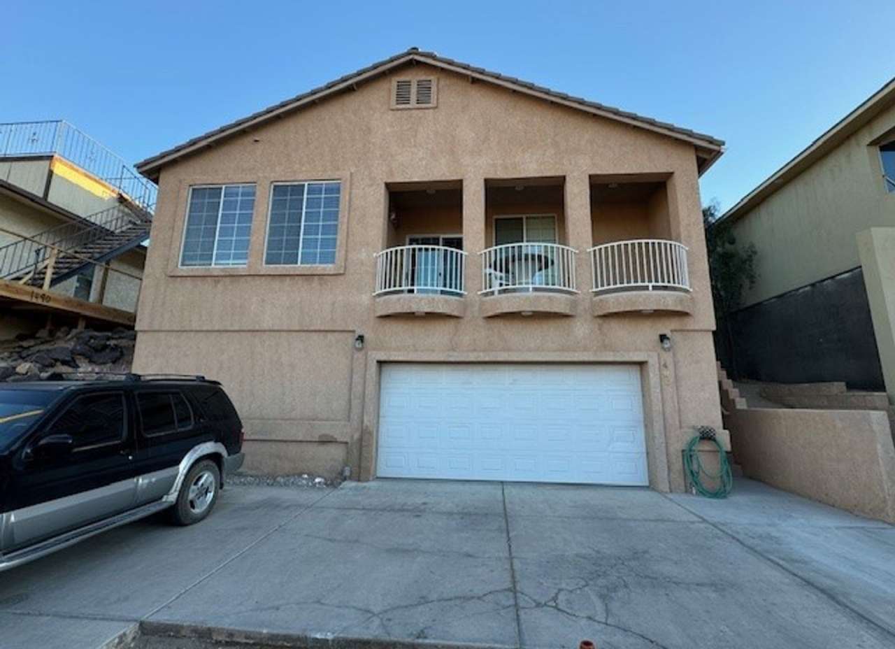 4 Bedroom Home on Riverfront with Balcony Patio