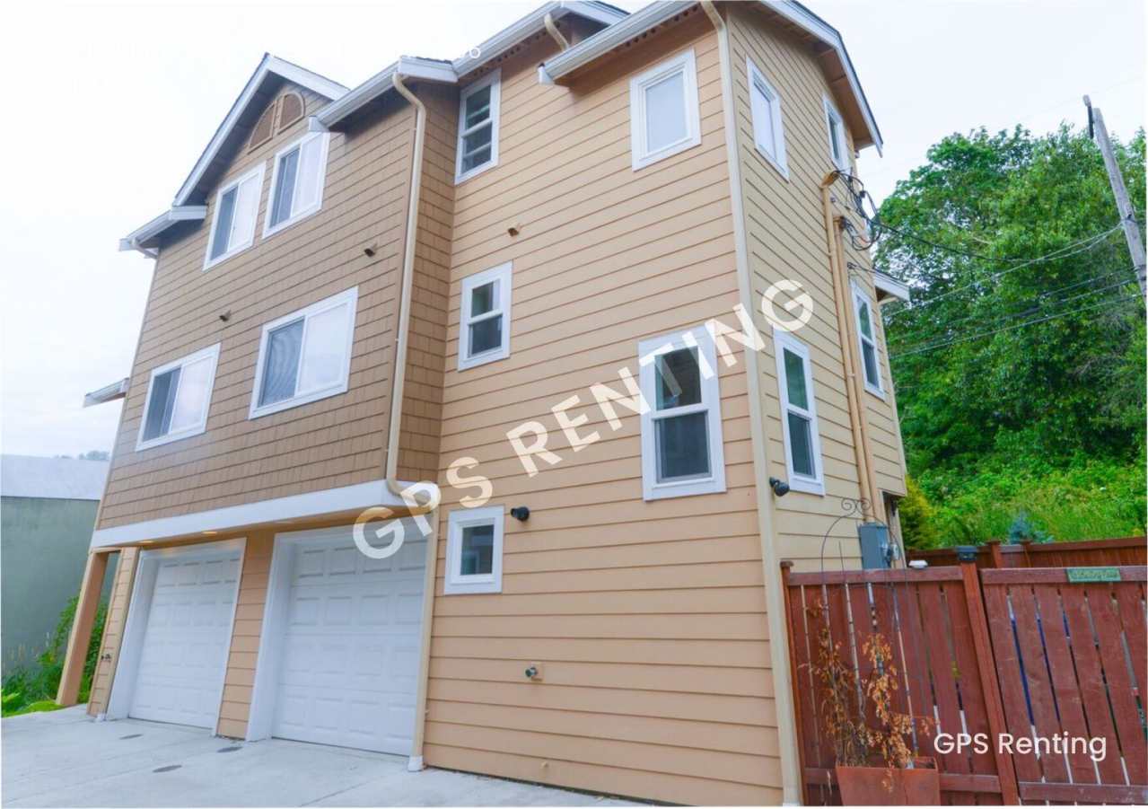 3 Bedroom Townhome In Delridge Available Now!