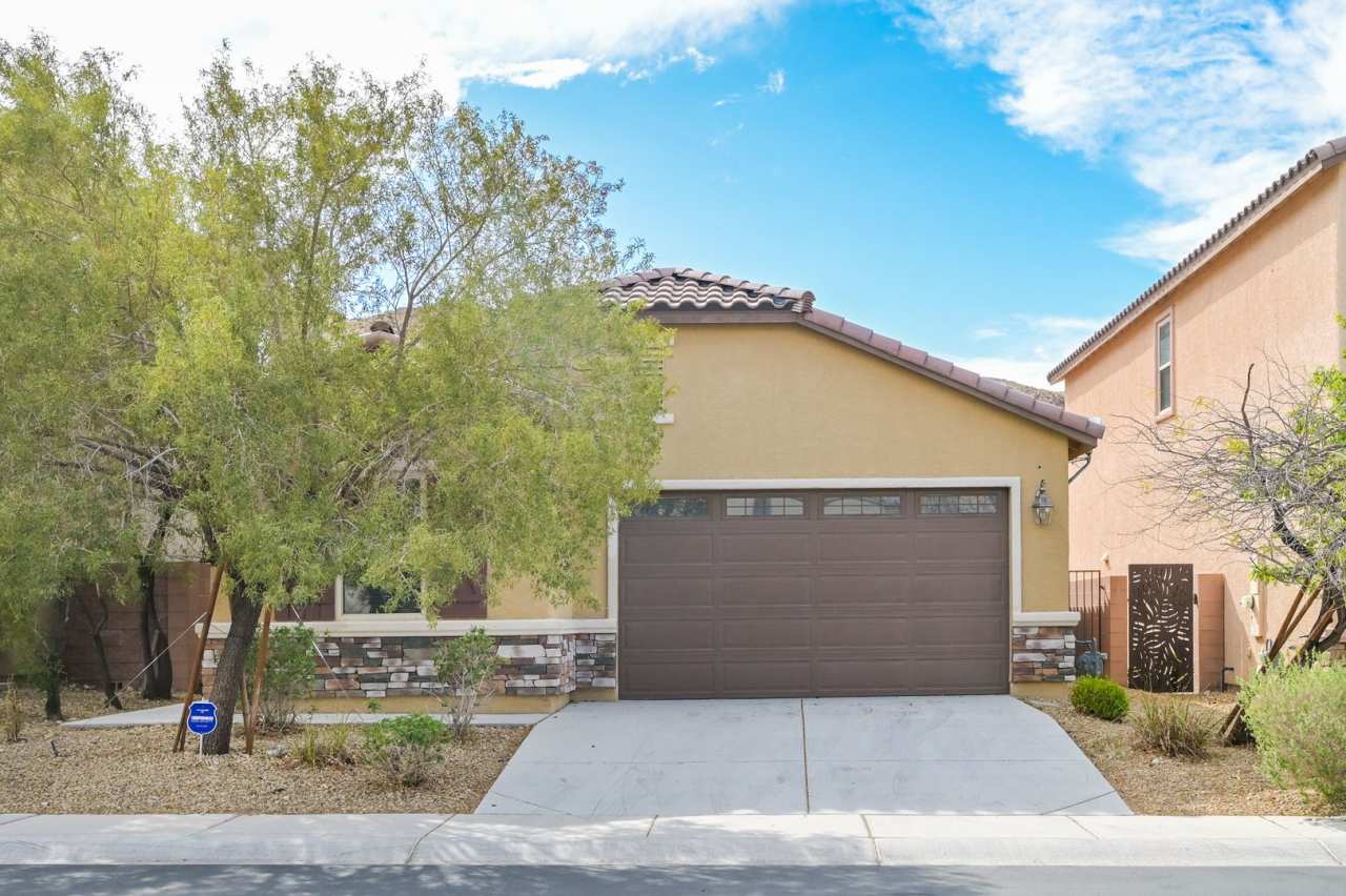 SW Near Rhodes Ranch!!! Gated!!! Single Story!!! Low Maintenance Desert landscaping Front and back!!!