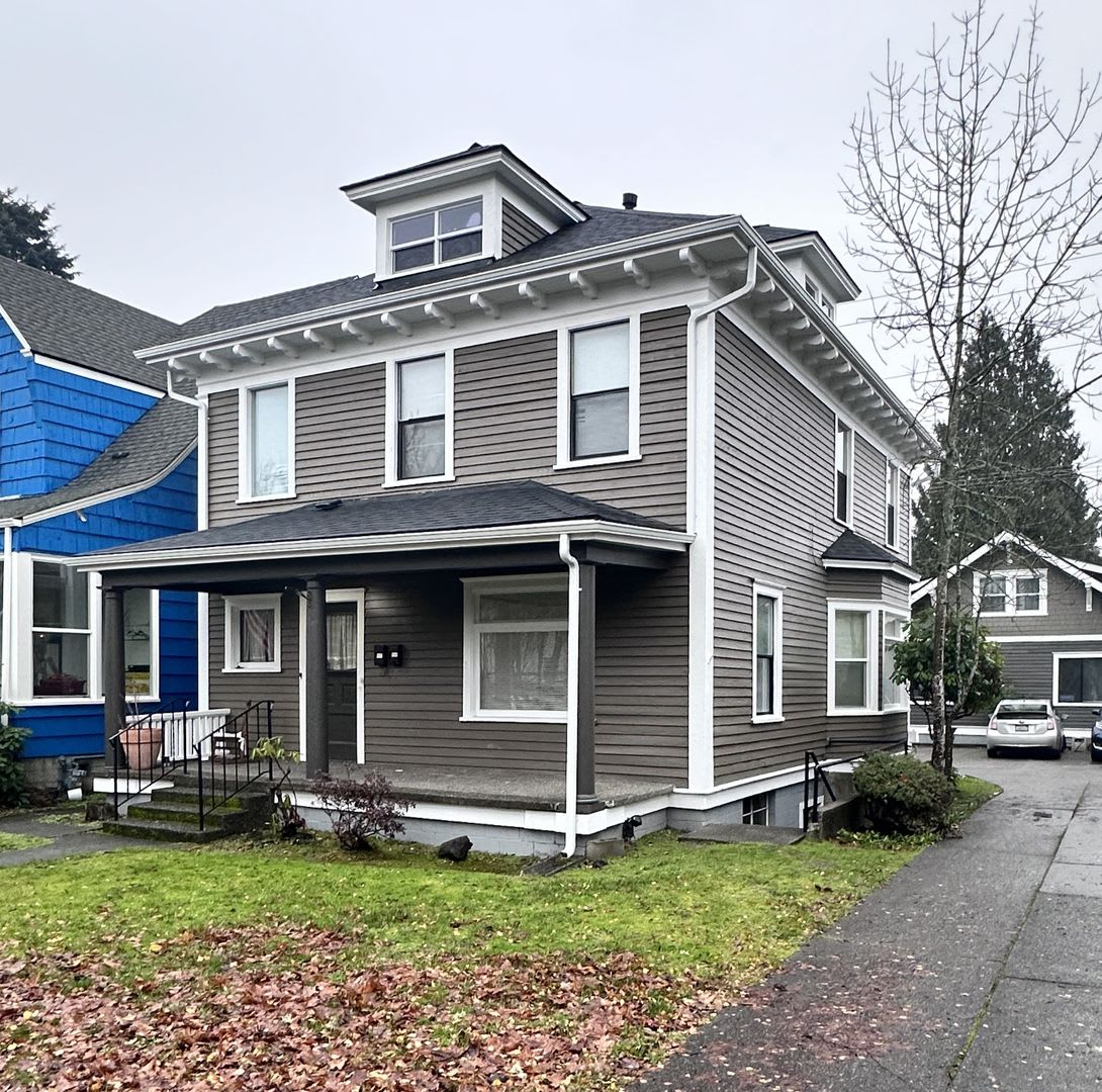 2 Bedroom 1 Bath Duplex Upper Unit in Tacoma!