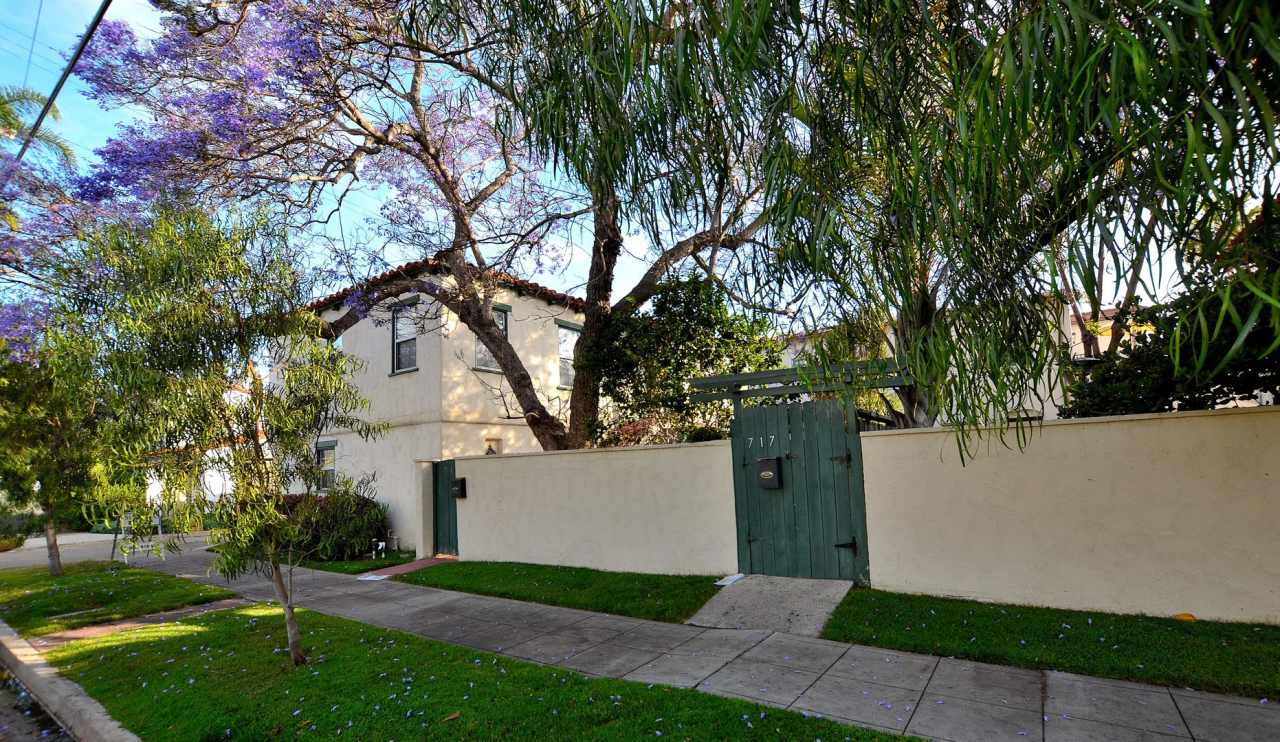 1.Bd/1 Ba in a duplex, in the heart of Coronado.