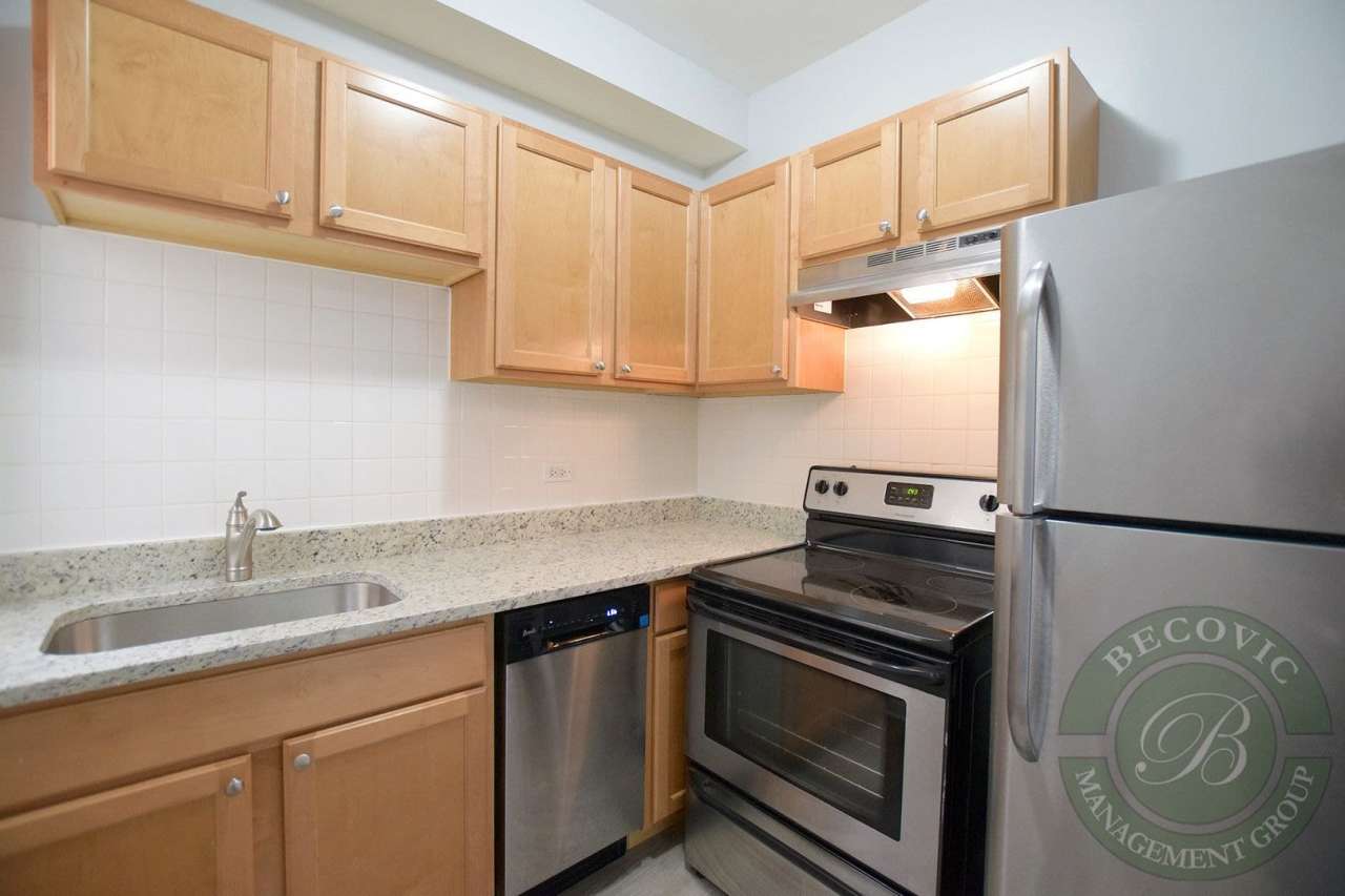 7451 N Greenview Ave