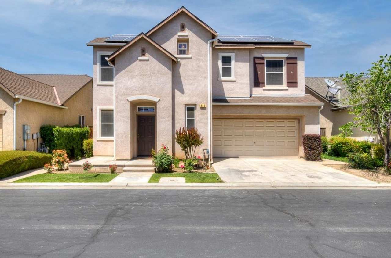 Spacious 4 Bedroom Home in North Clovis Gated Community