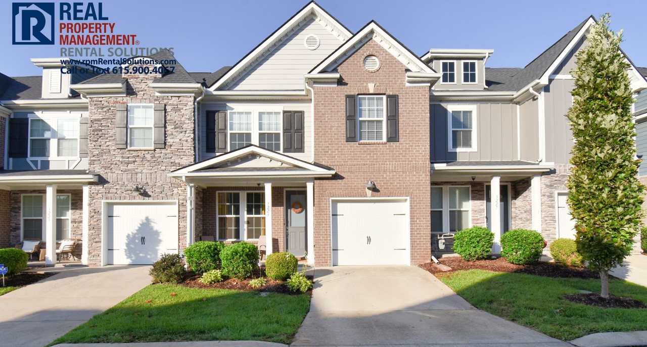 Beautiful 3 bedroom luxury townhome! Pool! Easy access to 1-24, washer/dryer included!