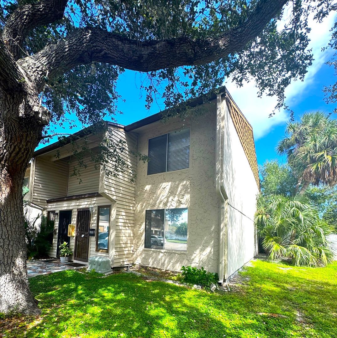 Beautifully Renovated 2-Bedroom, 1.5-Bathroom Townhouse in North St. Petersburg