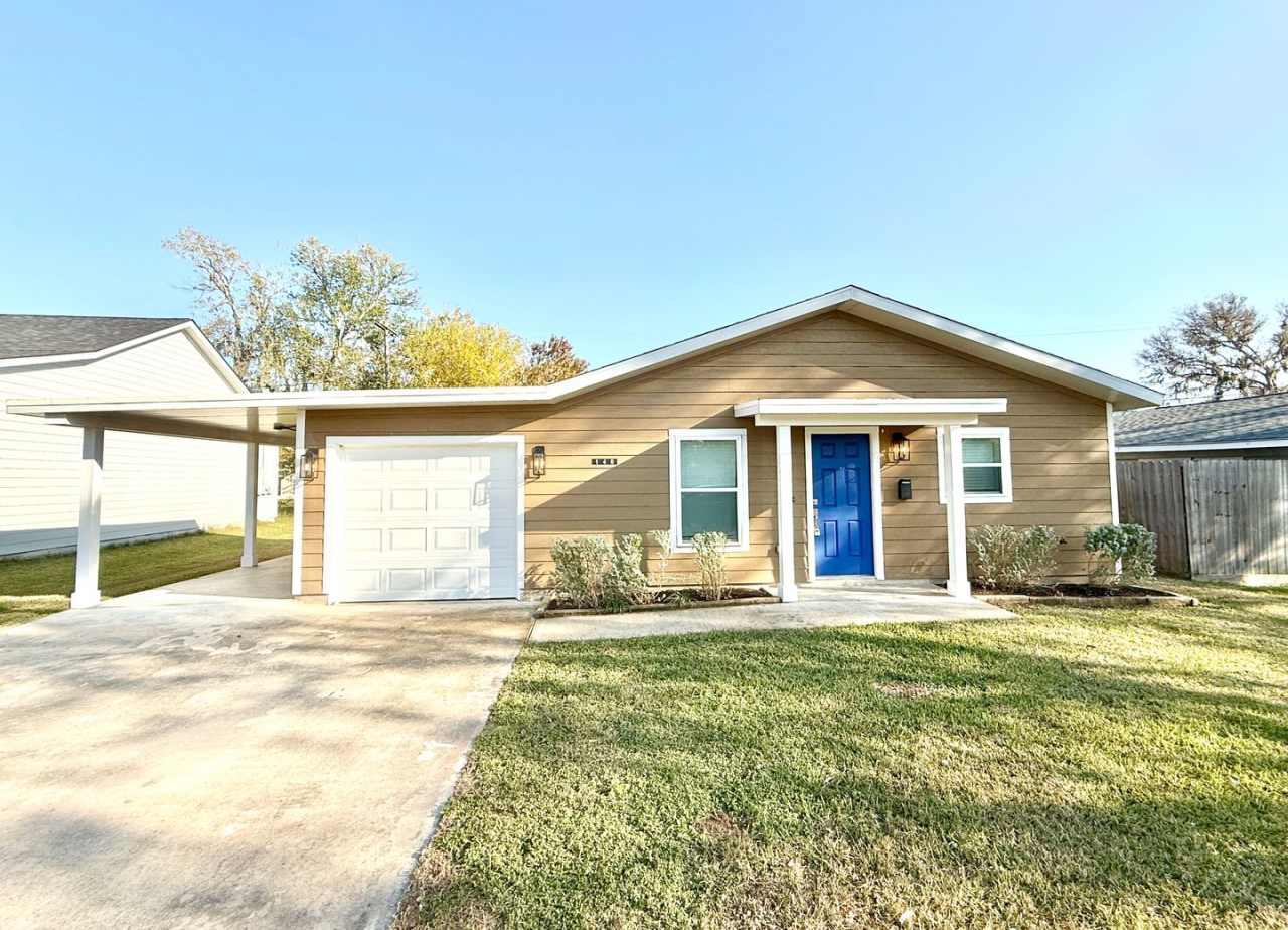 Charming Recent Construction 3/2/1 Home Near Downtown Lake Jackson !