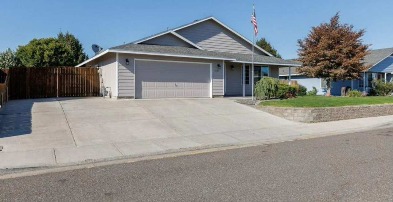 Stunning 3 Bedroom in West Pasco with RV Parking!!