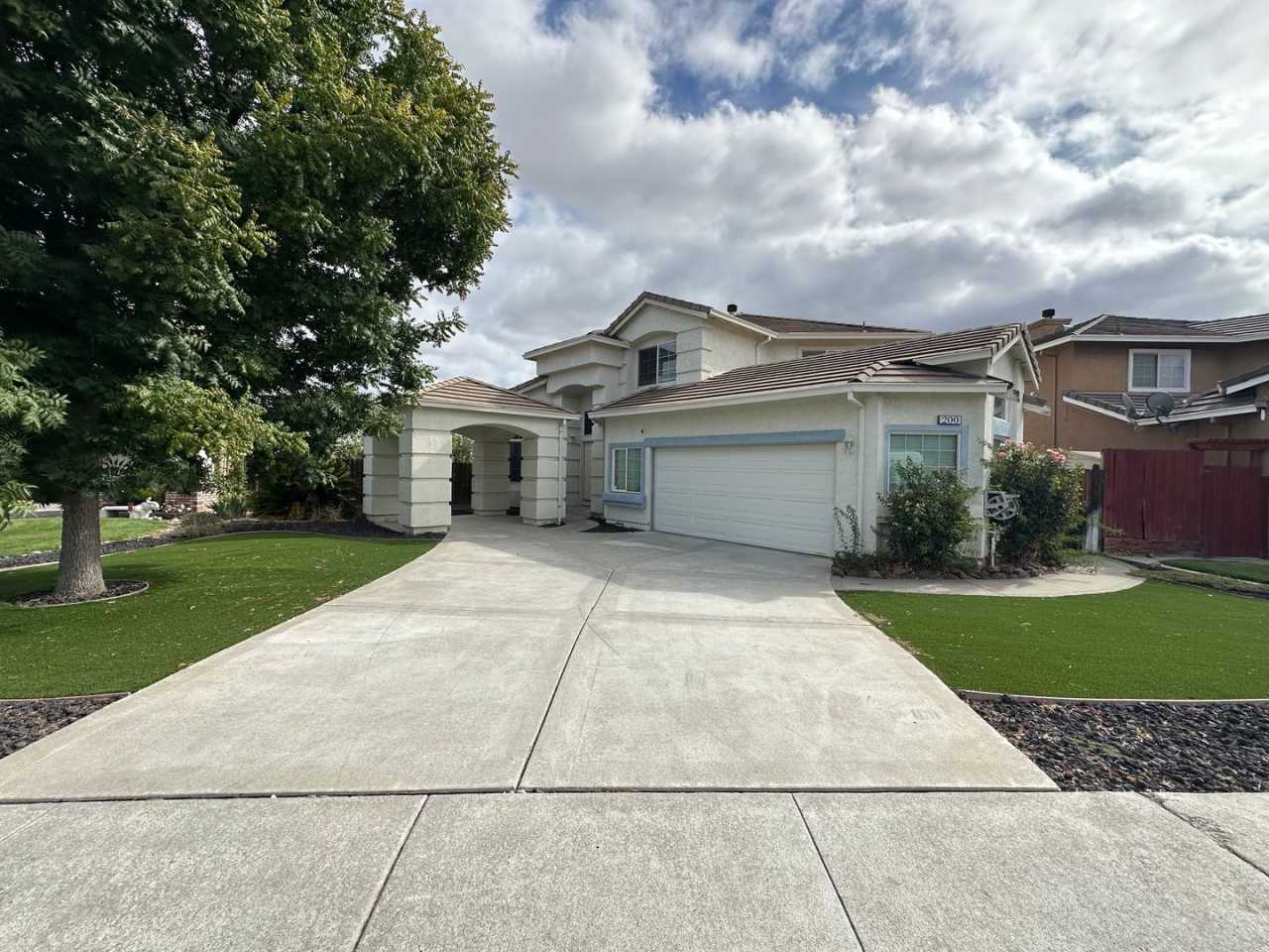 Gorgeous Shadow Lakes Home / Best Property Management