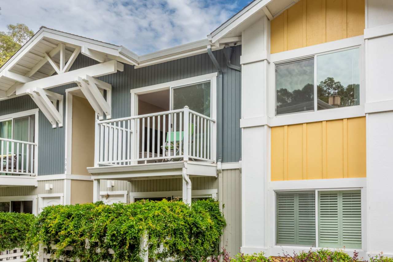 2Bd/1Ba Clean Condo near Sunny Cove! ( Co-signors now accepted!)