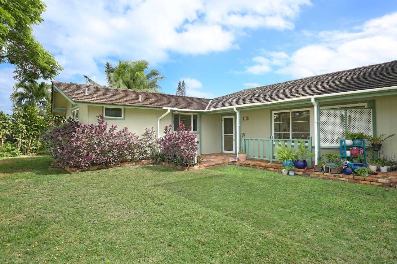 Ready to move into single level family home in the Kalama beach area of Kailua.