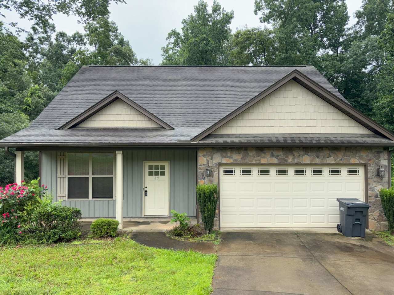 4 bedroom, 2.5 bath centrally located in Travelers Rest !! Freshly Painted and Ready for an Immediate Move in!!!