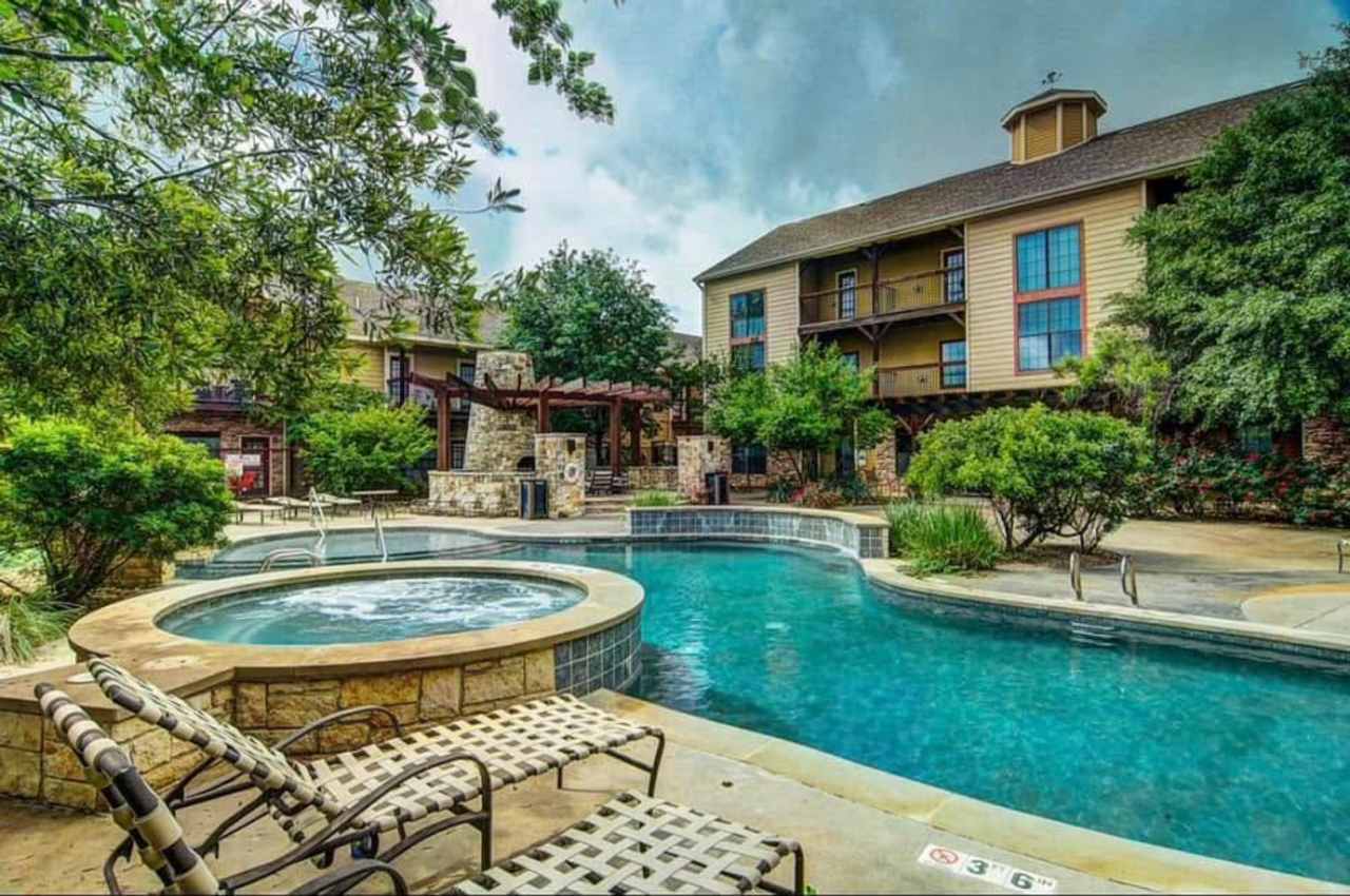 Modern 4BR/4.5BA Condo - Pool  Gym