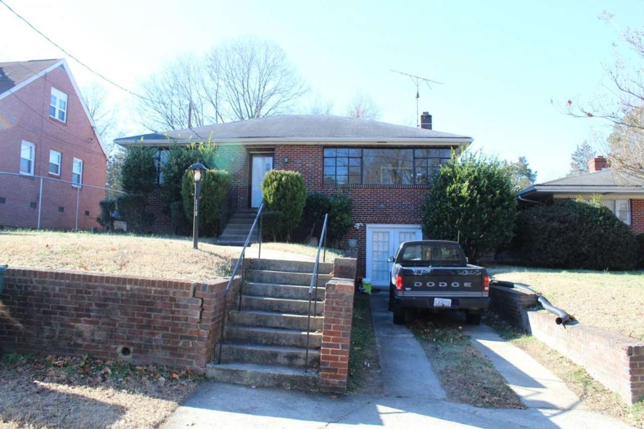 Room in 7 Bedroom Home at Nelson St