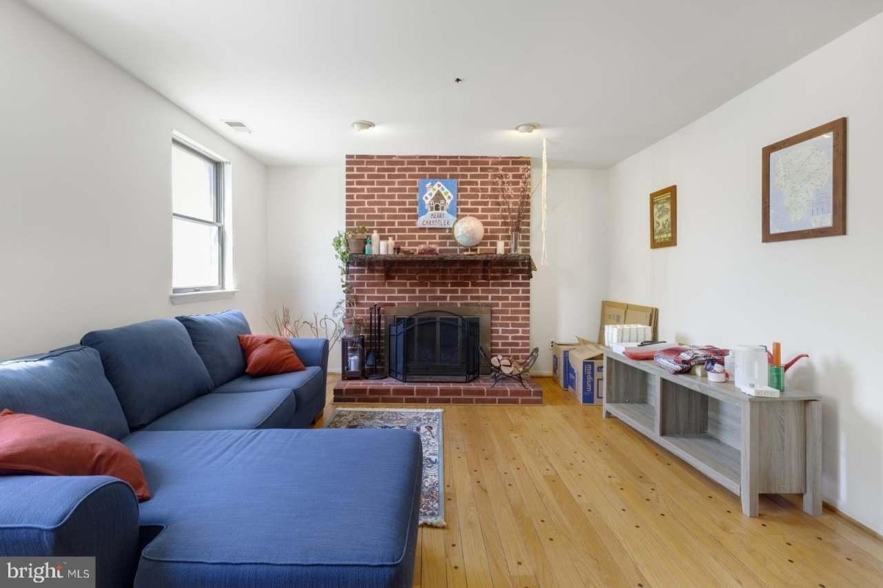 2043 SPRING GARDEN STREET