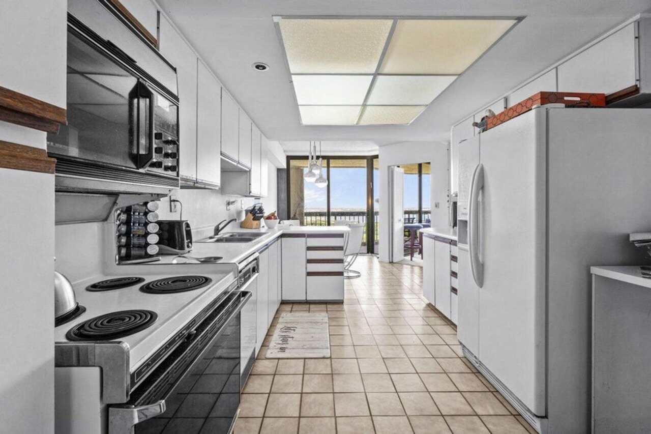 1900 Consulate Place 2001, West Palm Beach, FL 33401