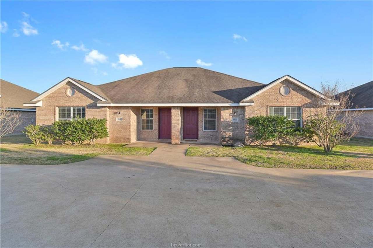 AUGUST PRE-LEASE!!! 3 Bed, 3 Bath in Central College Station!