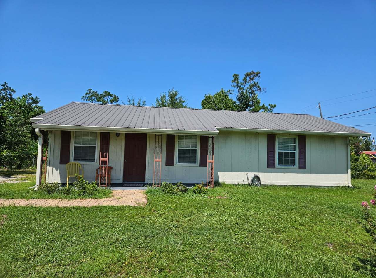 Charming 3Bed/2Ba Home on a Corner Lot in Lynn Haven!