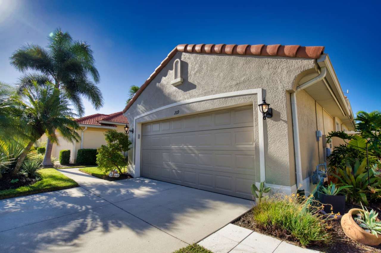 Seasonal Short-Term 2 Bedroom 2 Bathroom Single Family Home in Venetian Golf  River Club!