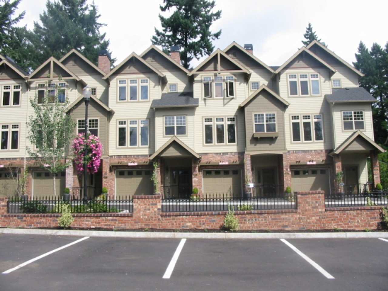 Beautiful Lake Oswego Newer Townhome Walking Distance to Zupans, Starbucks and Shops!