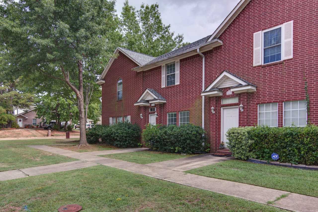 Townhome on Skyline Boulevard For Rent!