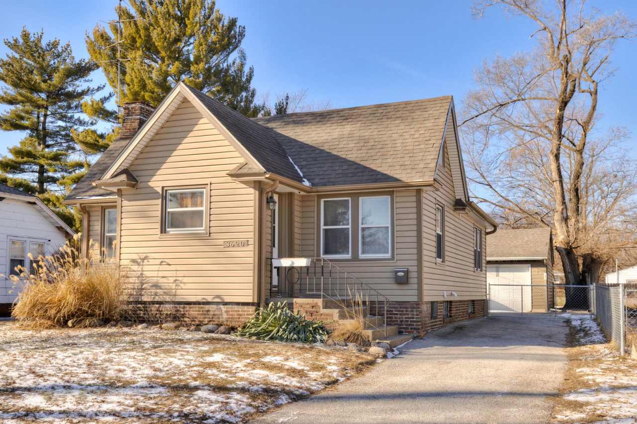 HIGHLAND PARK GEM!! 2 Bedroom, 1 Bathroom Home in Des Moines!