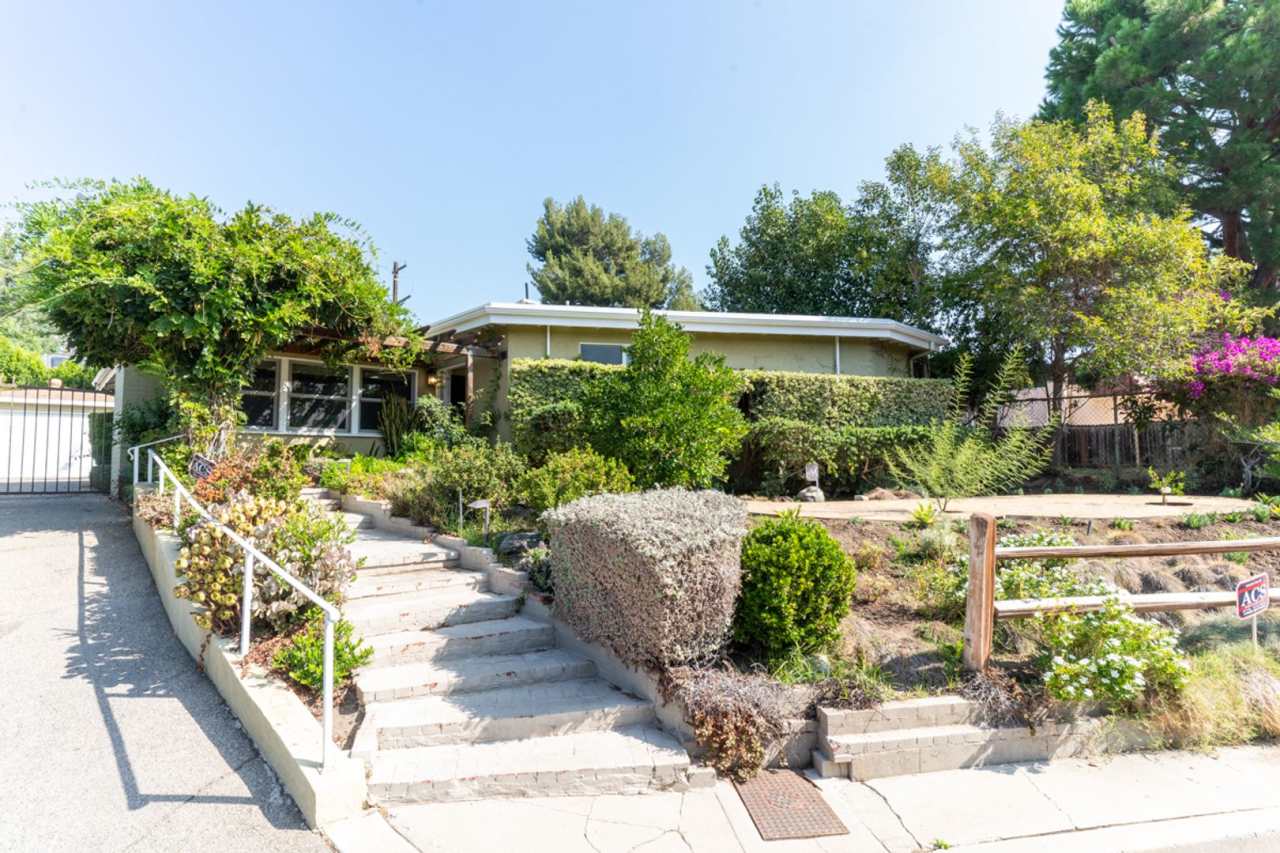 Beautiful 3b2b Home with Private Fenced Yard - Prime Studio City