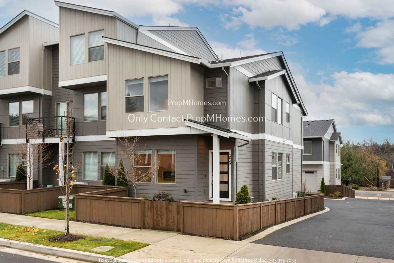 Light  Bright Modern Townhome In Happy Valley! DEPOSIT SPECIAL