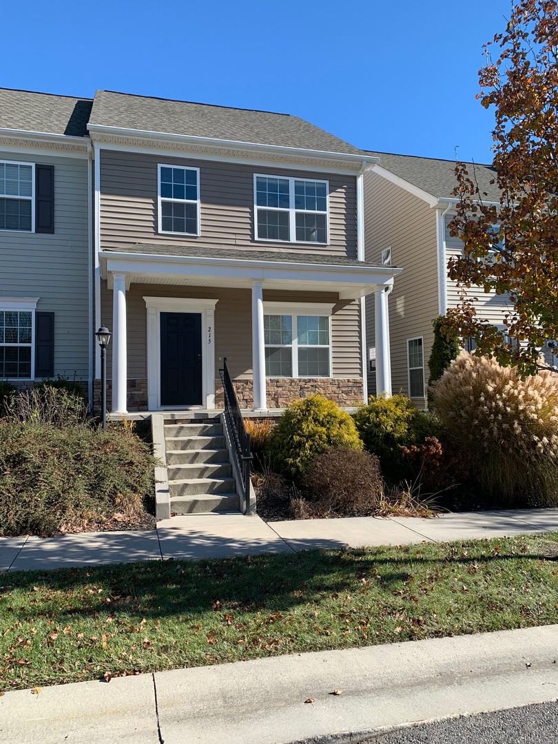 3 Bedroom 2.5 Bath Townhouse 1 Car Garage