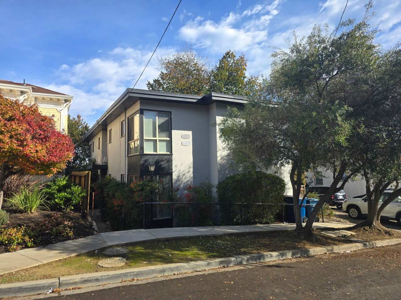 Beautifully Remodeled 2nd Floor apartment near downtown Martinez... 1/2 Month off the 3rd months rent ......