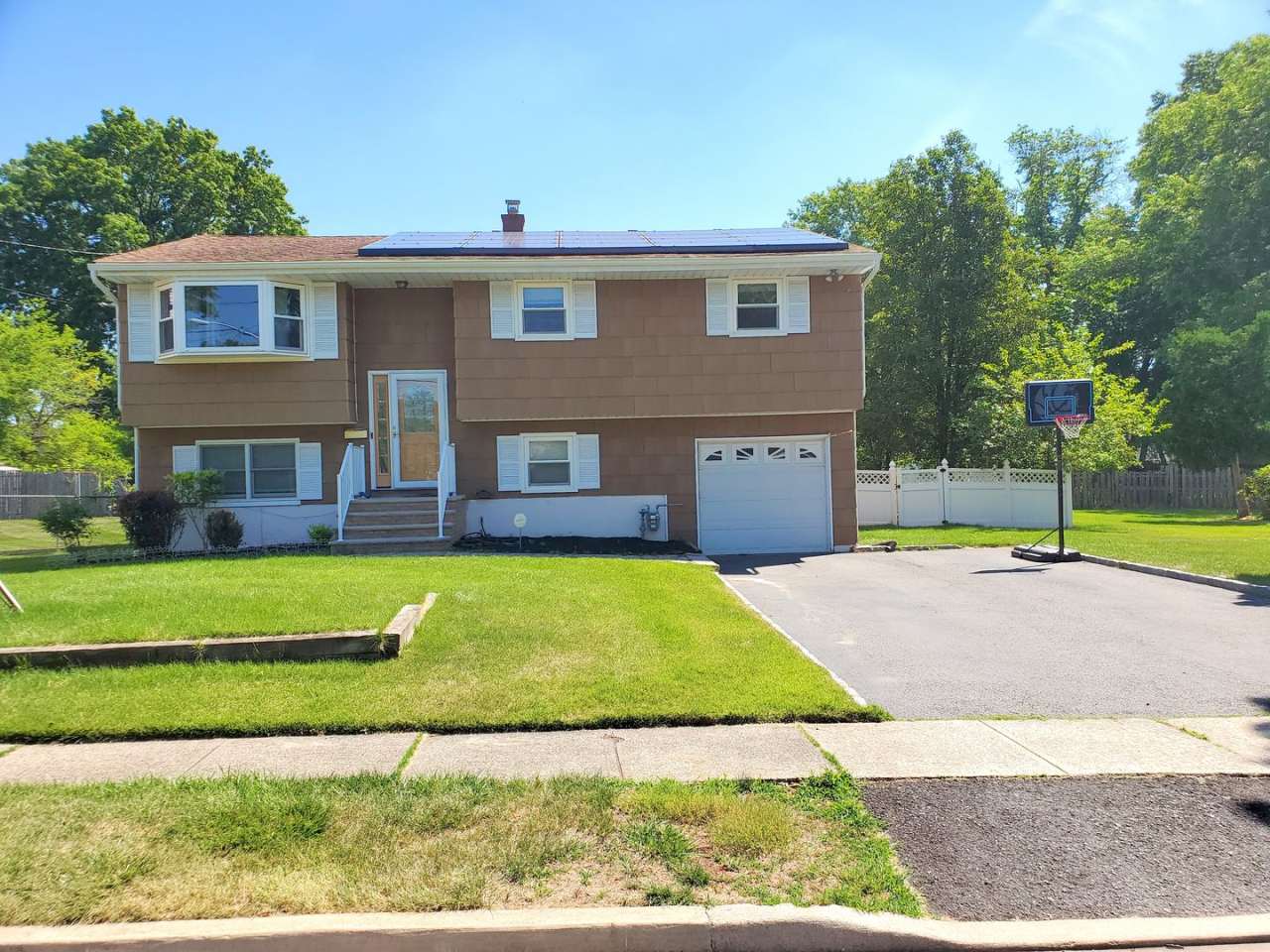 Single family, bi-level home with 4-bedrooms (one bedroom on ground level), 2.5 bathrooms, attached garage, "bonus room"  utility room located on a dead-end road!