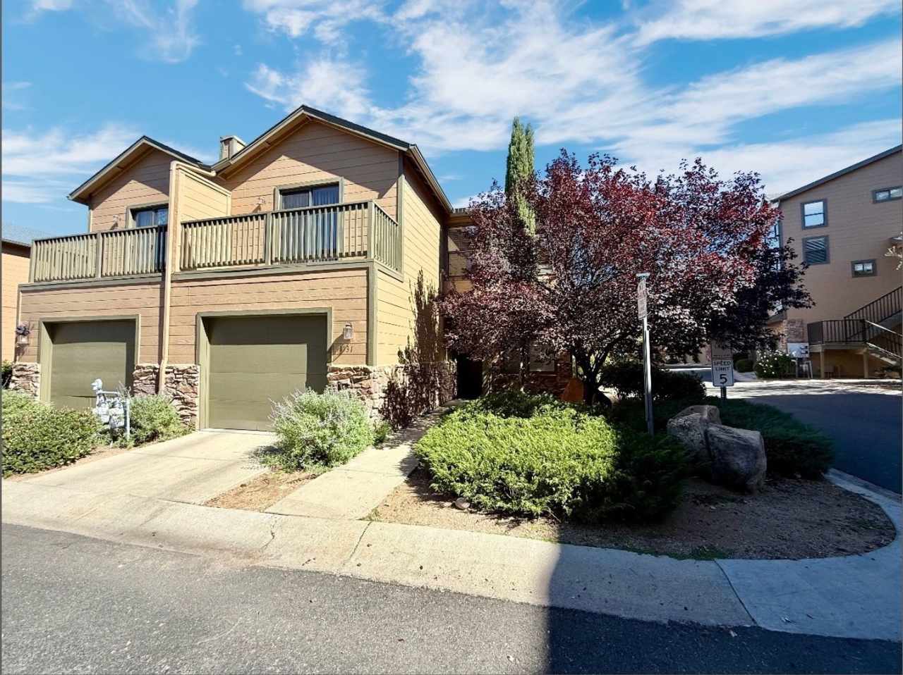 BEAUTIFUL 3 BEDROOM TOWNHOME!