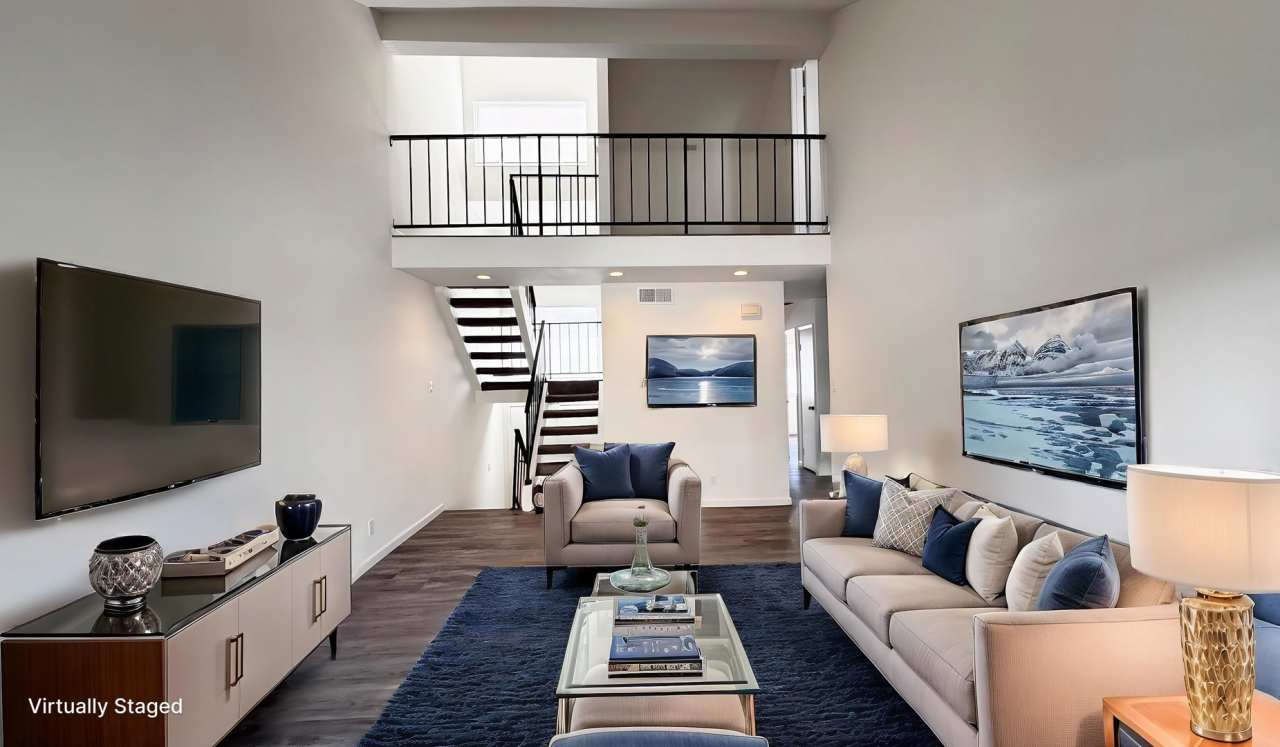 Mid Term rental, pool, new kitchen, attached garage >>>