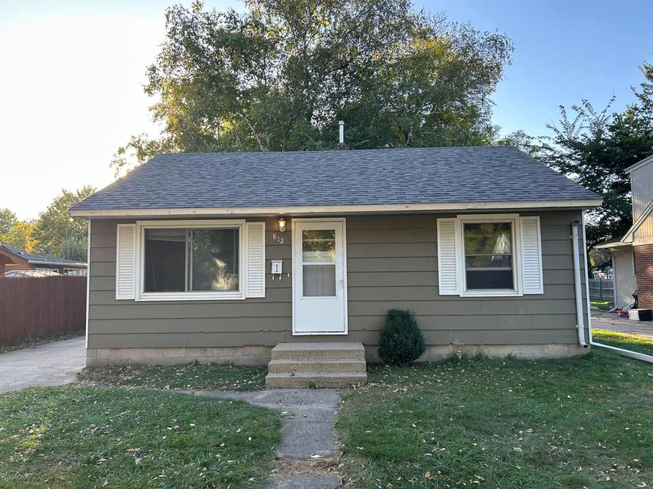 2-1 House with Garage available 12/13/2025