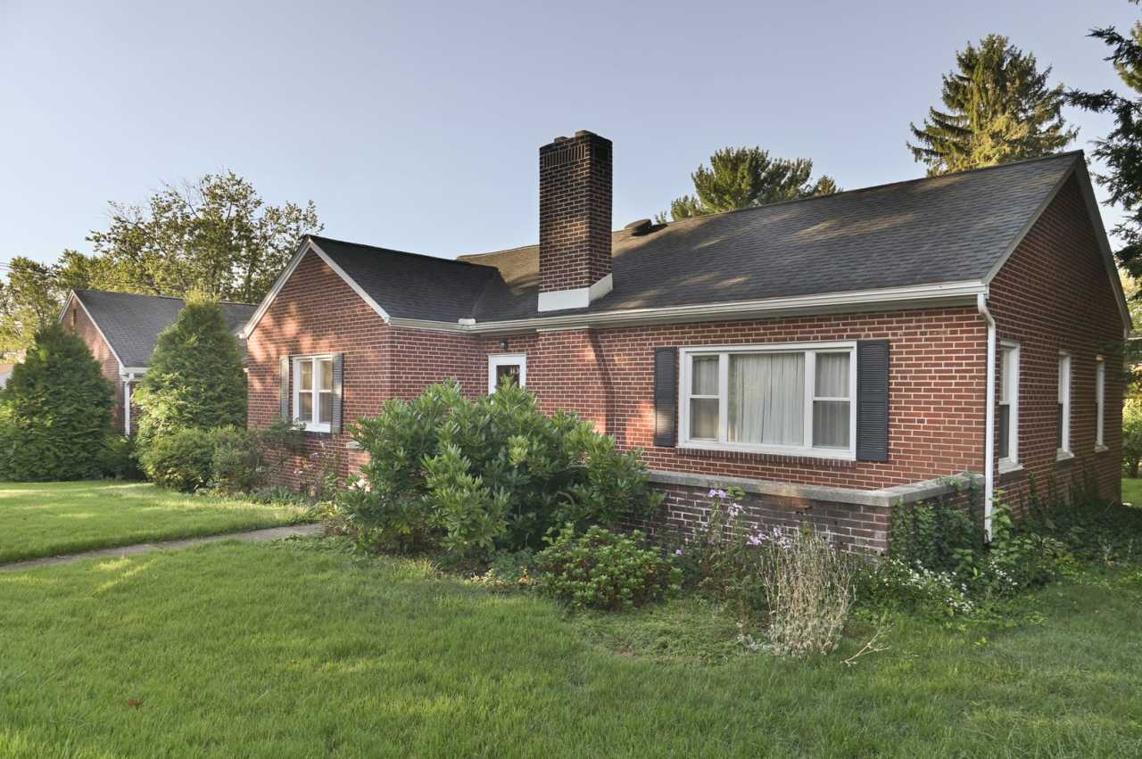 Charming 2 Bedroom House w/ Yard