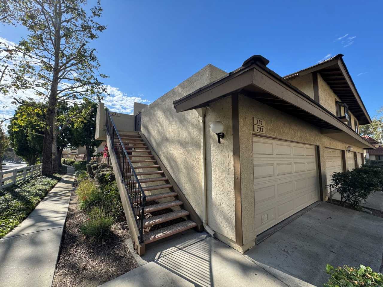 Beautiful 2+1.75 Upstairs Condo in Desirable Parkside Community