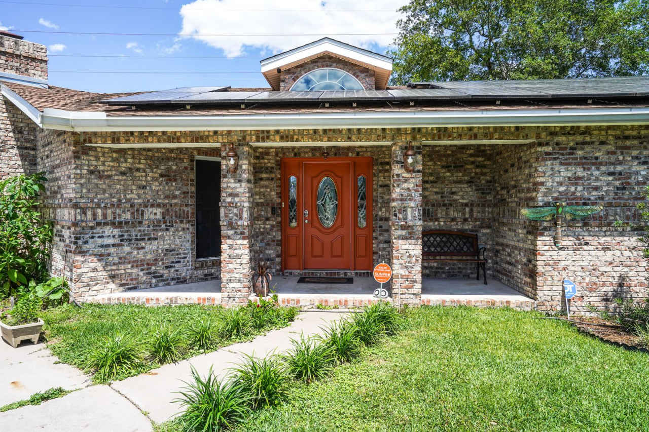 STUNNING POOL HOME CENTRALLY LOCATED IN FORT WALTON BEACH