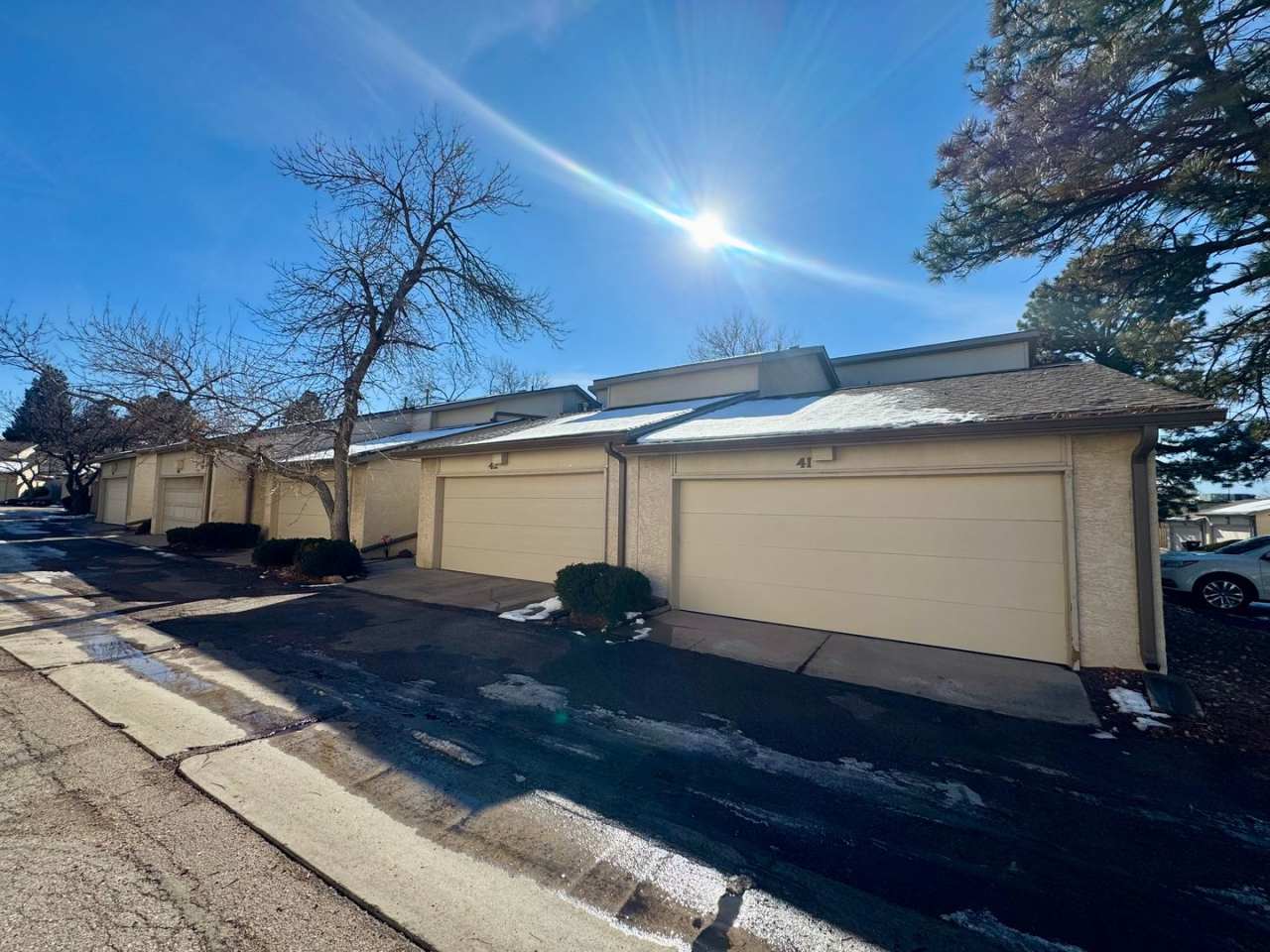 2 Bedroom Townhome with Pool and Fitness Center/Centrally Located!!