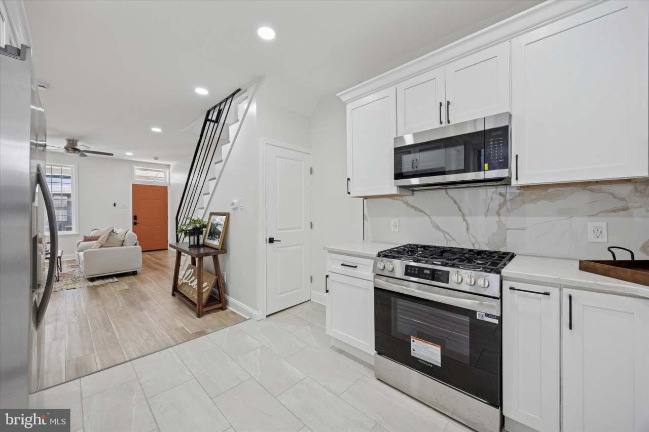 1526 N HOLLYWOOD Street unit: 1