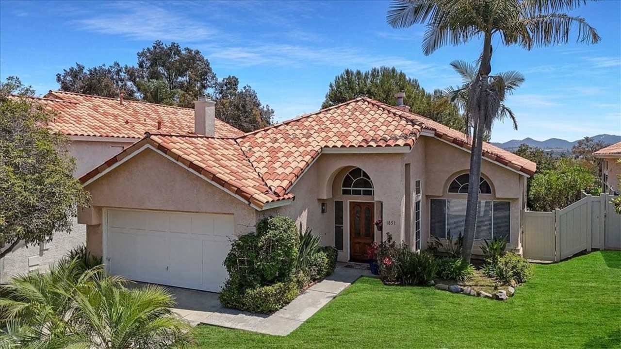 Beautiful high vaulted ceilings single story home in great Shadowridge neighborhood
