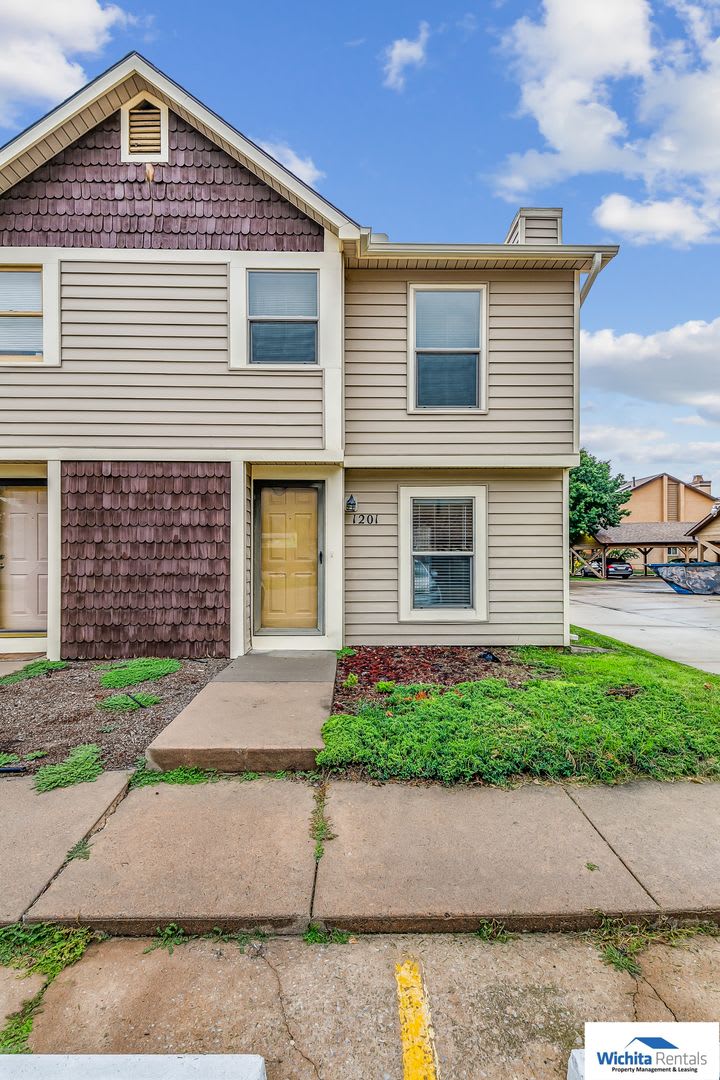 Beautiful town home in south east Wichita!