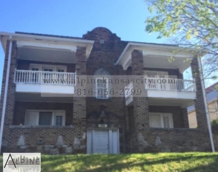 3215 East 8th Street