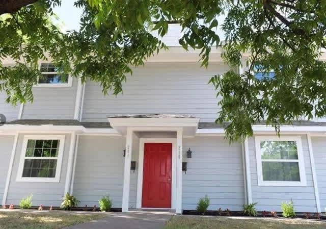 208 E Rucker St