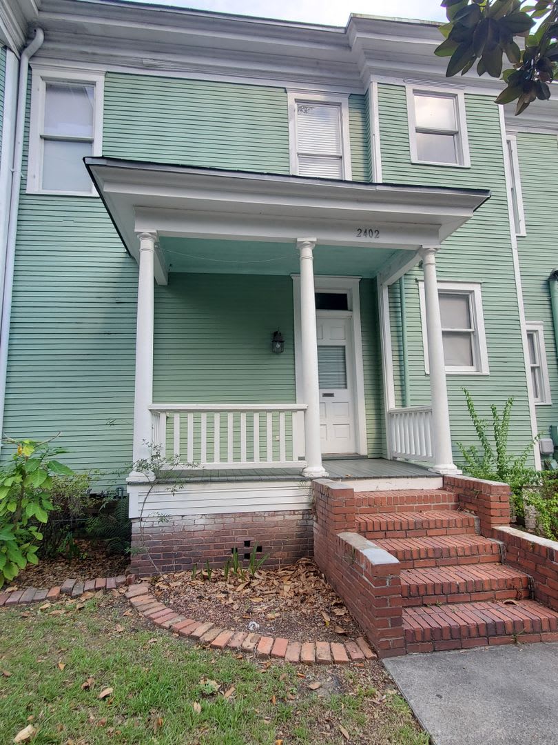 2-bedroom, 2 bath Victorian style Upstairs unit with two balconies!